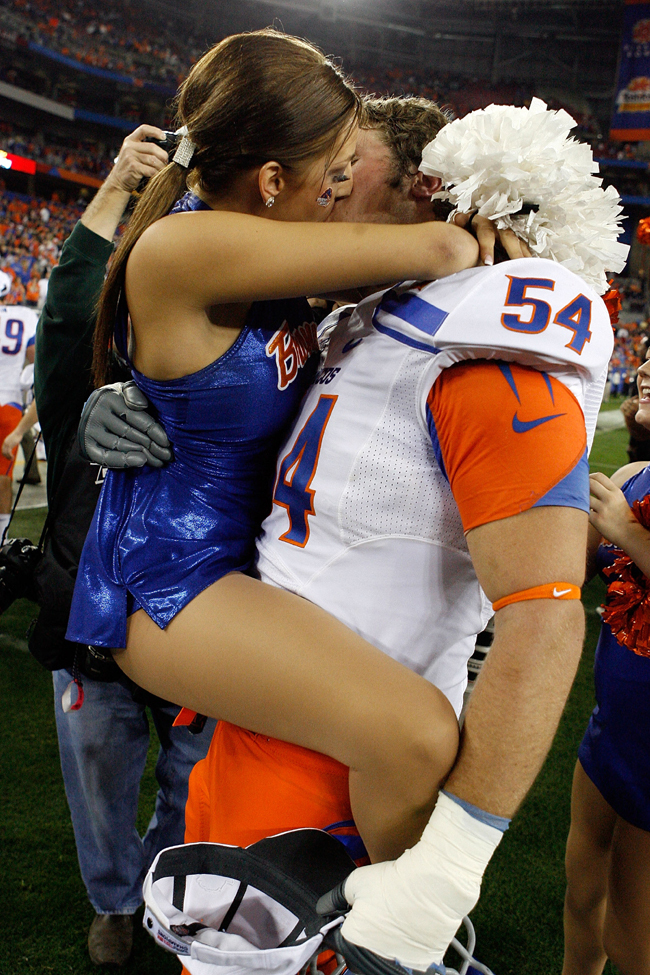Michael Ames, a Boise State Broncos játékosa csókol meg egy cheerleadert. 