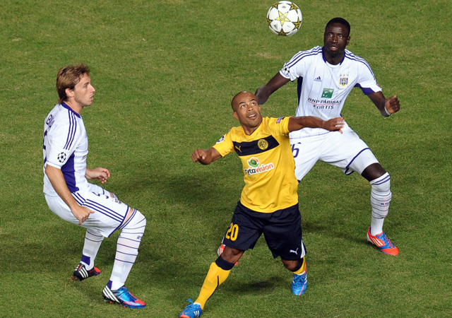Az AEL Limasszol és az Anderlecht játékosai küzdenek a két csapat Bajnokok Ligája-selejtezőjén a playoff-körben 2012-ben.