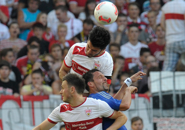 Willam Kvist, Serdar Tasci és Kevin Kuranyi küzdenek a VfB Stuttgart-Dinamo Moszkva mérkőzésen az Európa Liga selejtezőjében a playoff-körben.