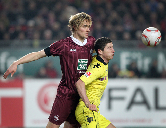 A labdáért küzd Robert Lewandowski, a Dortmund és Martin Amedick, a Kaiserslautern játékosa