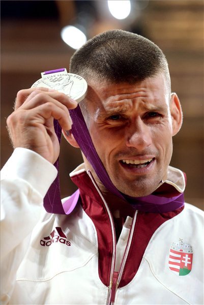 Ungvári Miklós mutatja ezüstérmét a 2012-es londoni nyári olimpia cselgáncstornájának férfi 66 kg-os súlycsoportja eredményhirdetésén, a londoni ExCel központban 2012. július 29-én. MTI Fotó: Kollányi Péter 	