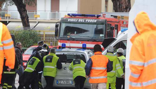 Egy randőrautót próbálnak eltolni a pescarai stadion bejáratától, amely elállja a szívmegállást szenvedett Piermario Morosiniért érkező mentő útját 2012-ben.