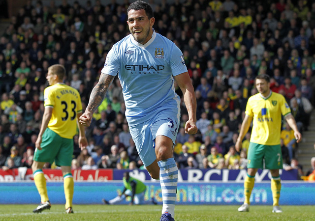 Carlos Tévez örül egyik góljának a Norwich-Manchester City mérkőzésen a Premier League-ben 2012-ben.