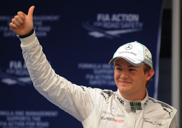 Nico Rosberg, a Mercedes GP pilótája örül a Kínai Nagydíjon szezett pole pozíciójának