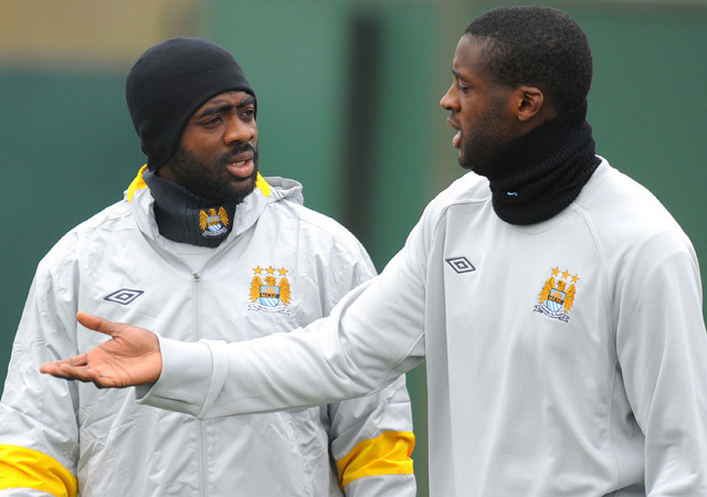 Kolo Touré és Yaya Touré vesznek részt a Manchester City edzésén 2011-ben