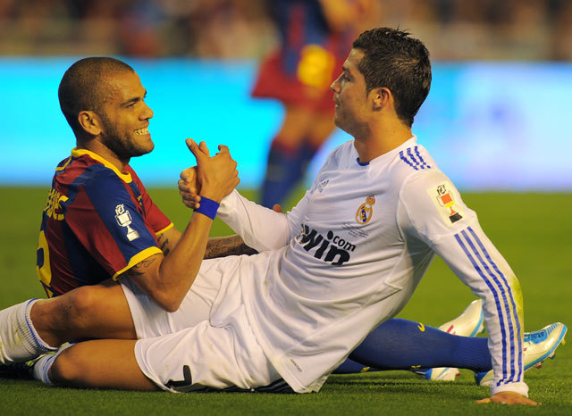 Cristiano Ronaldo és Dani Alves fog kezet a Real Madrid-Barcelona spanyol Király Kupa-döntőn.