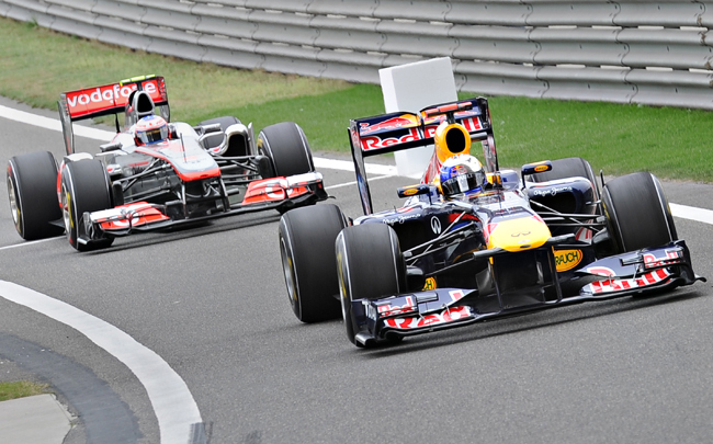 Sebastian Vettel elöl, mögötte Lewis Hamilton, a Forma-1-es Kínai Nagydíj időmérő edzésén.