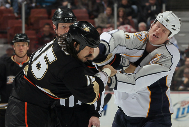 Wade Belak a Nashville Predators és George Parros, az Anaheim Mighty Ducks jégkorongozói verekednek az NHL-ben.