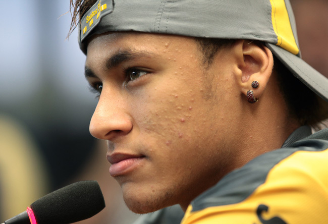 Neymar maradna a Santosban - Fotó: AFP