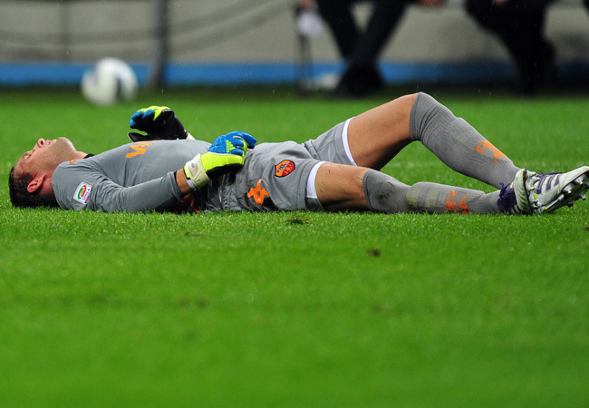 Maarten Stekelenburg fekszik eszméletét vesztve az Inter-Roma mérkőzésen, miután Lúcio fejberúgta 2011 szeptemberében