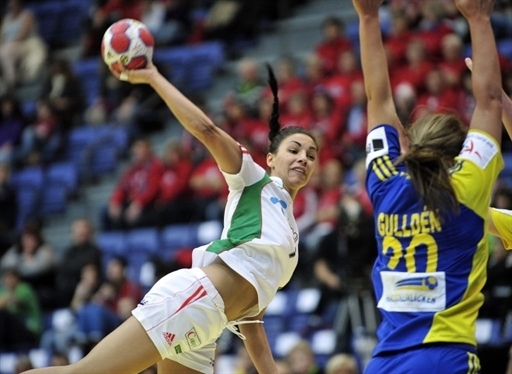 Szucsánszki Zita dob kapura a Svédország-Magyarország női kézilabda Európa-bajnoki mérkőzésen.