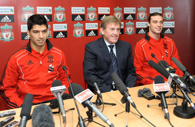 Suárez, Dalglish és Carroll első közös sajtótájékoztatójukon