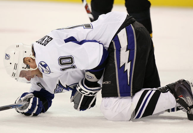A Tampa Bay Lightning játékosa a jégen egy ütközés után a Boston Bruins ellen az NHL-ben 2011-ben