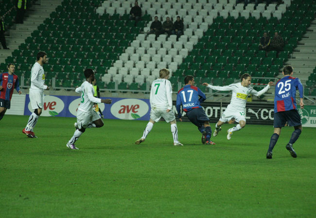 A Győrit ETO és a Videoton játékosai küzdenek a két csapat NB I-es mérkőzésén 2010 őszén