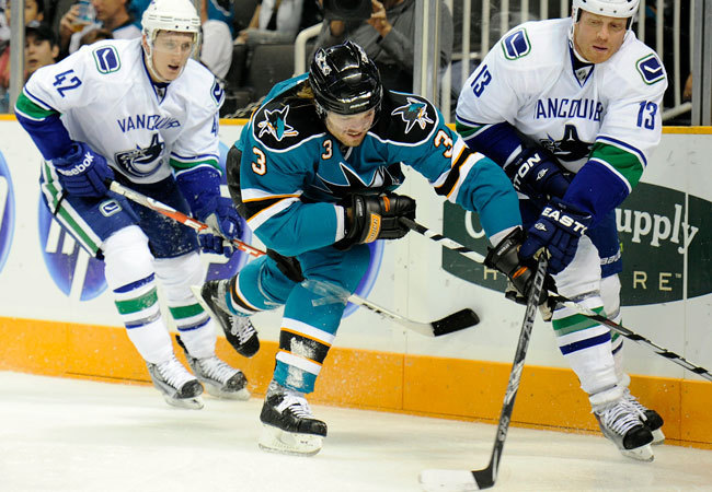 A San Jose Sharks és a Vancouver Canucks járékosai küzdenek a korongért a két csapat NHL-mérkőzésén 2010-ben