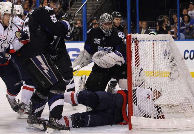 A Tampa Bay Lightning és a Washington Capitals játékosai küzdenek az NHL rájátszásában 2011 májusában