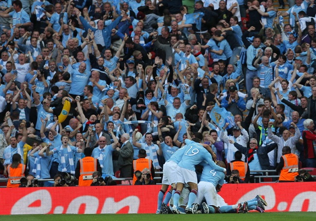 Manchester City szurkolói ünneplik a csapatuk gólját a Stoke City elleni FA-kupa döntőben.