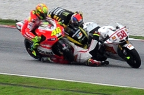 Valentino Rossi és Colin Edwards megy neki Marco Simoncelli motorjának, ami után az olasz versenyző életét vesztette.