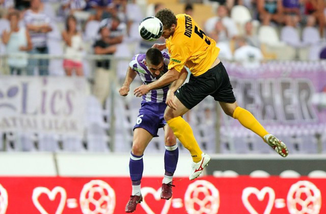 Az Újpest és a Pápa játékosa küzdenek a labdáért a két csapat bajnoki mérkőzésén az OTP Bank Liga első fordulójában 2011 júliusában