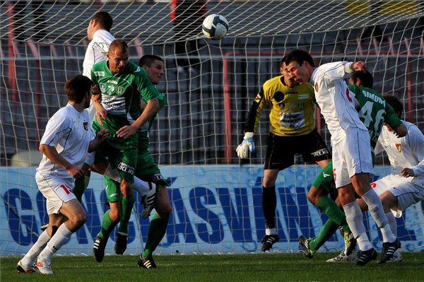 A Budapest Honvéd a Szombathelyi Haladás játékosai küzdenek a labdáért a két csapat bajnoki mérkőzésén a Bozsik Stadionban 2011 tavaszán