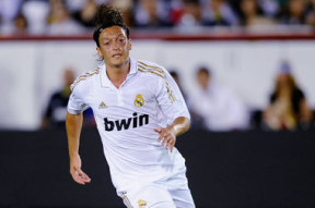 Mesut Özil nagy elődök nyomdakaiba lép
