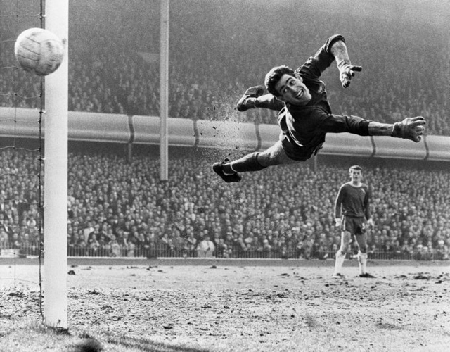 Peter Bonetti, a Chelsea kapusa hatalmasat vetődik, hogy megfogja a Liverpool bombáját az 1965-ös FA kupa elődöntőjén.
