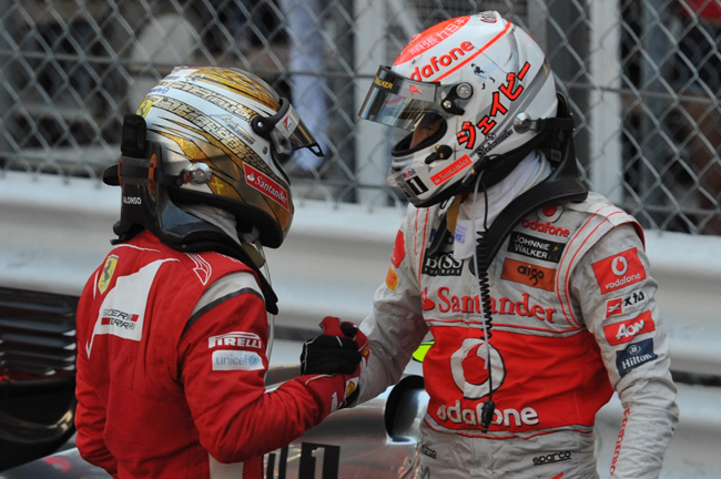 Jenson Button, a McLaren és Fernando Alonso (balra), a Ferrari pilótája köszönti egymást a Monacói Nagydíjat követően 