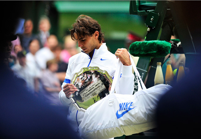 Rafael Nadal a második helyezettnek járó ezüsttállal a wimbledoni tenisztorna döntője után 2011 júniusában, miután kikapott Novak Djokovicstól