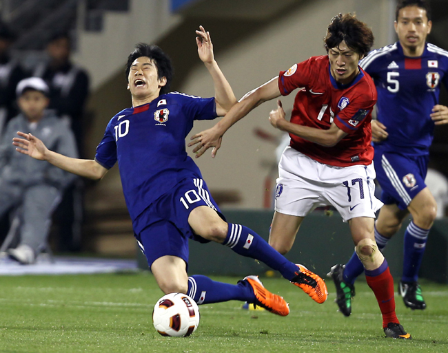 Kagawa, a Dortmund középpályása esik el a Dél-Korea-Japán Ázsia Kupa mérkőzésen.