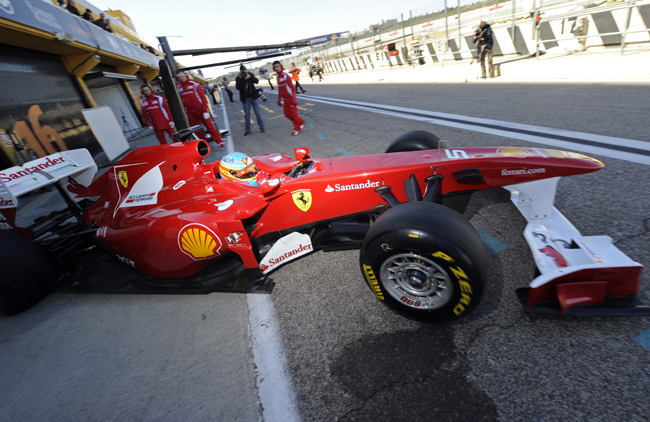 A Ferrari egyik autója gurul ki a valenciai teszt első napján.