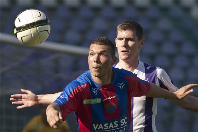 Kiss Tamás (19 Vasas- balról) és Nagy Patrik harcol a labdáért a labdarúgó OTP Bank Liga, 26. fordulójában az Újpest FC-Vasas mérkőzésen a Szusza Ferenc Stadionban.