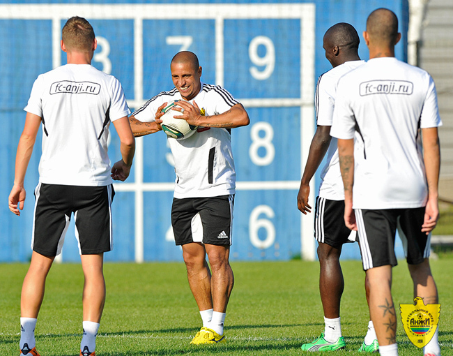 Roberto Carlos (szemben) fogja meg a labdát az Anzsi Mahacskala edzésén