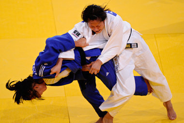 Mészáros Anett a japán Joriko Kunihara ellen küzd a párizsi cselgáncs-világbajnokságon a nők 70 kg-os súlycsoportjában