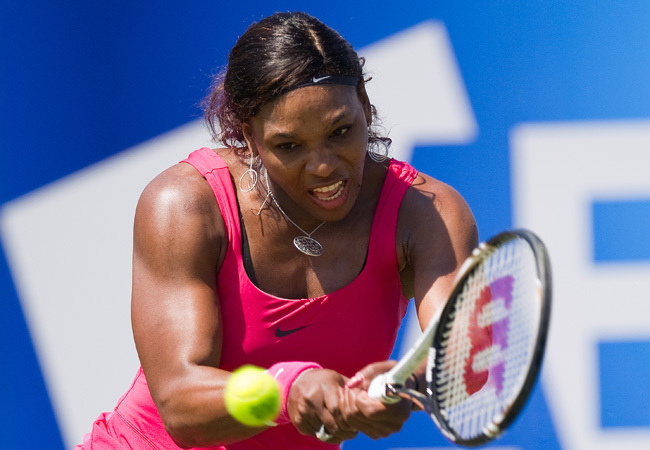 Serena Williams üti a labdát az Eastbourne-ben rendezett tenisztornán 2011 júniusában