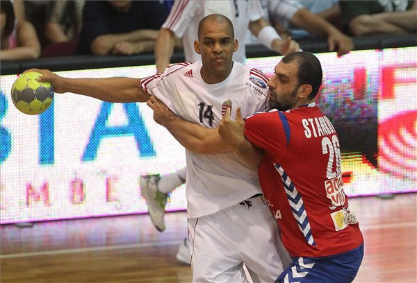 Pérez Carlos küzd a Szerbia-Magyarország férfi kézilabda felkészülési mérkőzésen Magyarkanizsán 2012-ben.