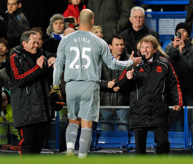 Pepe Reina, a Liverpool spanyol kapusa és Kenny Dalglish vezetőedző örül a Chelsea elleni bajnoki győzelemnek. 