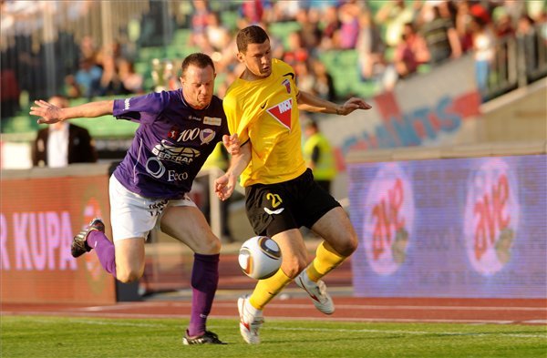 A Kecskemét és a Videoton játékosa küzd a Magyar Kupa döntőjében 2011 májusában