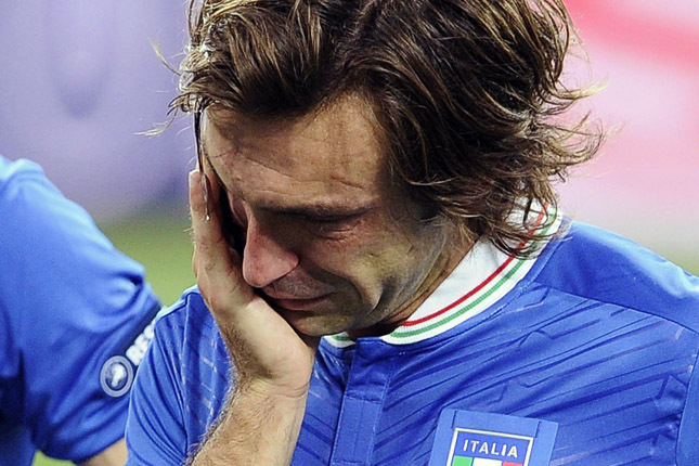 Andrea Pirlo, az olaszok karmestere megtörten, könnyeivel küszködve vette tudomásul a történelmi vereséget - Fotó: AFP