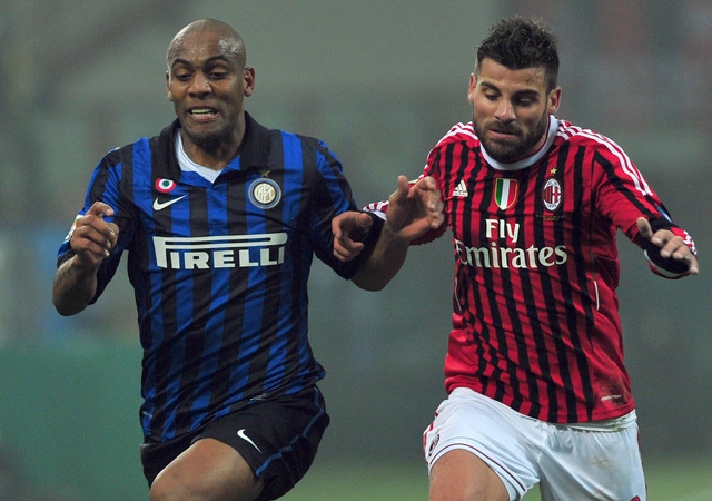 Maicon és Nocerino küzdenek az Inter és a Milan mérkőzésén a Serie A-ban 2012-ben.
