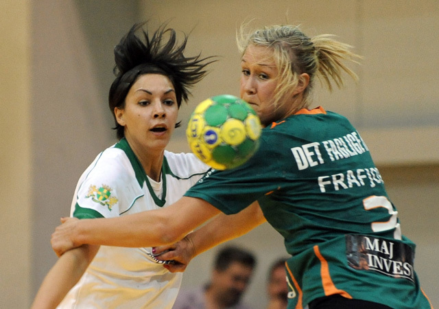 Szucsánszki Zita küzd a Viborg játékosával a Ferencvárosban a női kézilabda KEK döntőjének első mérkőzésén Dabason 2012-ben.