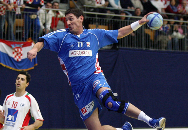 Mirza Dzomba lő kapura a Horvátország-Portugália mérkőzésen a 2006-os Európa-bajnokságon