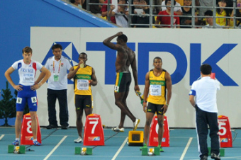 Usain Bolt a tegui atlétikai világbajnokság 100 méteres férfi síkfutó döntőjéből történt kizárása után sétál le a pályáról.