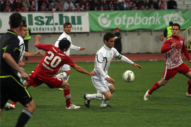 A diósgyőri Fernandez Escribano Miguel Fernando (20) és a paksi Vayer Gábor (k) küzd a labdáért az OTP Bank Liga 23. fordulójában megrendezett Diósgyőri VTK-MVM Paks labdarúgó mérkőzésen, a DVTK stadionjában. A találkozót a paksi csapat 2-1-re megnyerte. 