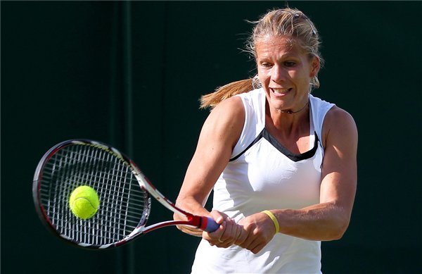A magyar CZINK Melinda visszaadja a 10. helyen kiemelt ausztrál Samantha Stosur labdáját az angol nemzetközi teniszbajnokság női egyesének első fordulójában, Wimbledonban. A mérkőzést 6:3, 6:4 arányban a magyar teniszező nyerte.