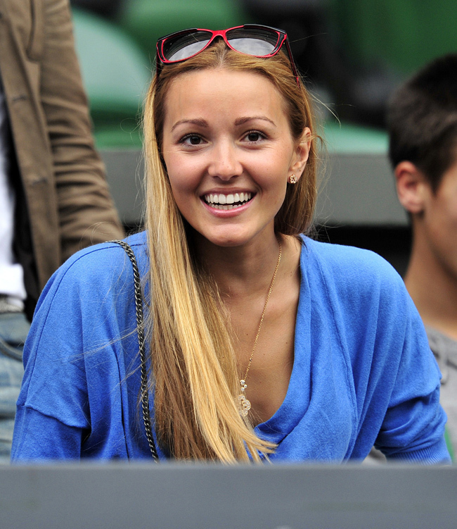 Jelena Ristics, Novak Djokovics barátnője a lelátón a wimbledoni döntőn.