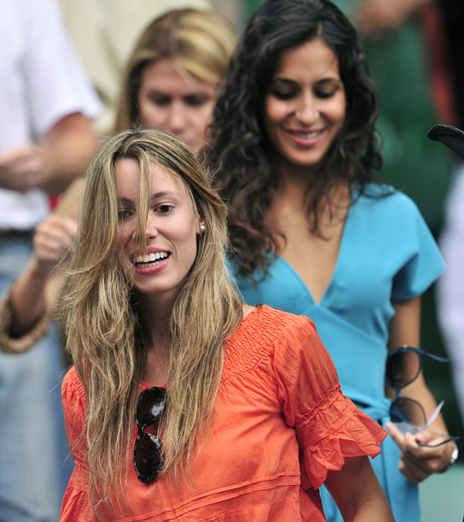 A Nadal-hölgyek érkeznek a döntőre, elől a korábbi világelső húga, Maria Isabel Nadal, mögötte barátnője, Maria Fransisca Perello. 