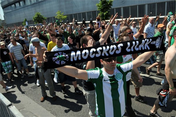 Érkeznek a Ferencváros szurkolói a Megyeri úton a labdarúgó OTP Bank Liga 28. fordulójában játszott Újpest FC-Ferencváros mérkőzésre, a Szusza Ferenc Stadionhoz.