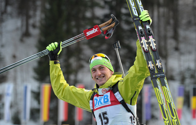 Jakov Fak, szlovén biatlonos ünnepli világbajnoki címét a férfiak 20 km-es egyéni versenyében a ruhpoldingi világbajnokságon