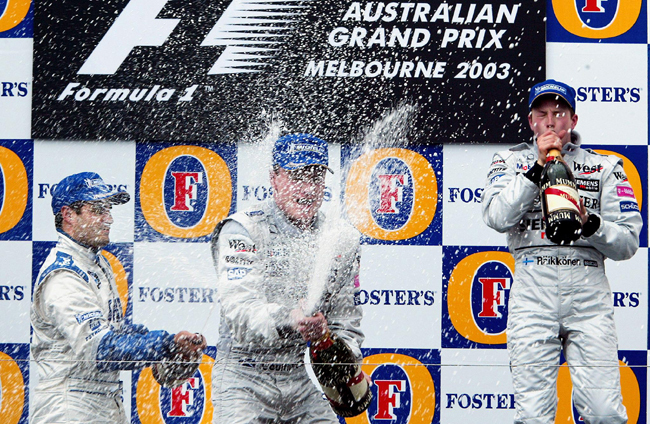 A 2003-as Ausztrál Nagydíjon David Coulthard, Juan Pablo Montoya és Kimi Räikönen pezsgőzik.