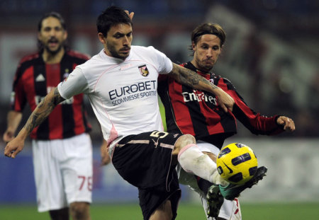 Bovo és Antonini küzdenek a labdáért a Milan-Palermo bajnokin 2010 novemberében